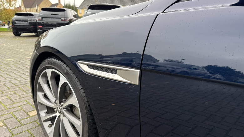 Jaguar XE 2.0 D200 R-Dynamic SE Black 4dr Auto Diesel Saloon